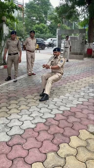 ग्वालियर ब्रेकिंग
आईजी अरविंद कुमार सक्सेना की विदाई में दिखा अनोखा नजारा, कर्मचारी ने दांतों से खींची चार पहिया गाड़ी
ग्वालियर। मध्य प्रदेश के ग्वालियर में पुलिस महानिरीक्षक (आईजी) अरविंद कुमार सक्सेना की सेवानिवृत्ति पर आयोजित विदाई समारोह में एक अनोखा दृश्य देखने को मिला। समारोह के दौरान पुलिस कार्यालय के स्टिकमैन सुनील यादव उर्फ "बाहुबली" ने अपनी असाधारण ताकत का प्रदर्शन करते हुए दांतों के सहारे एक चार पहिया वाहन खींचकर सभी को हैरान कर दिया। उनके इस अनोखे प्रदर्शन ने समारोह में मौजूद अधिकारियों और कर्मचारियों का ध्यान आकर्षित किया तथा विदाई समारोह को यादगार बना दिया।