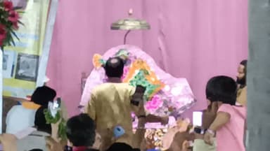 जय श्री राधे! 🙏
आज श्रावण मास के चतुर्थ दिवस, रविवार को एक बार फिर श्रीधाम बरसाना में श्रीजी राधारानी की पावन परिक्रमा करने तथा ब्रह्ममुहूर्त में होने वाली दिव्य मंगला आरती के अलौकिक दर्शन करने का परम सौभाग्य प्राप्त हुआ।
प्रातःकाल का भक्तिमय वातावरण, मंदिर में गूंजते "राधे-राधे" के जयघोष, शंख, घंटों और घड़ियाल की पावन ध्वनि ने मन को अपार शांति और आनंद से भर दिया। श्रीजी राधारानी की दिव्य छवि के दर्शन कर हृदय श्रद्धा, भक्ति और प्रेम से भाव-विभोर हो उठा। ऐसा अनुभव हुआ मानो श्रीजी की असीम कृपा प्रत्येक भक्त पर निरंतर बरस रही हो।
श्रीजी राधारानी के श्रीचरणों में यही विनम्र प्रार्थना है कि वे समस्त भक्तों पर अपनी कृपा-दृष्टि सदैव बनाए रखें, सभी के जीवन को सुख, शांति, समृद्धि और भक्ति से आलोकित करें तथा अपने श्रीचरणों की सेवा, परिक्रमा और दिव्य दर्शन का यह सौभाग्य बार-बार प्रदान करें।
🌺 राधे-राधे बोलना पड़ेगा, श्रीजी के दरबार में आना पड़ेगा। 🌺