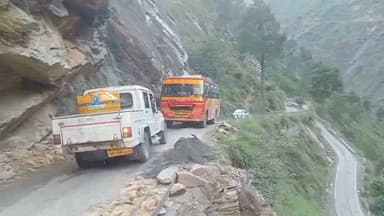 लूना छतराडी रोड पर देखिए किस तरह से निजी बस को किया गया क्रॉस।
सड़क का डंगा गिरने से पिछले दो-तीन दिनों से बंद है सड़क। लोहे का एंगल डालकर किया गया क्रॉस