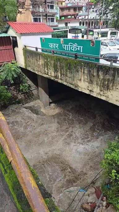 Live: रुद्रप्रयाग शहर के बीच बहने वाला पुनाड गदेरा उफान पर, डर के माहौल में लोगों का जीवन,,