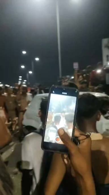गुस्साए कांवड़ियों ने तोड़ी कार...
रुड़की से बड़ी ख़बर आ रही है, जहां हरिद्वार से गंगाजल लेकर लौट रहे शिवभक्तों की कांवड़ यात्रा के दौरान मंगलौर में बड़ा बवाल हो गया। एक कार की टक्कर से शिवभक्त की कांवड़ खंडित होने के बाद मौके पर हंगामा मच गया।
गुस्साए कांवड़ियों ने कार में जमकर तोड़फोड़ कर दी। सूचना मिलते ही मंगलौर पुलिस मौके पर पहुंची और हालात को संभालते हुए श्रद्धालुओं को शांत कराया। फिलहाल स्थिति नियंत्रण में है और पुलिस पूरे मामले की जांच में जुटी है।