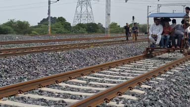राजसमंद के रेल ट्रेक का रेलवे संरक्षा आयुक्त ने इस तरह किया निरीक्षण
#Rajsamandnews
#relwaystation