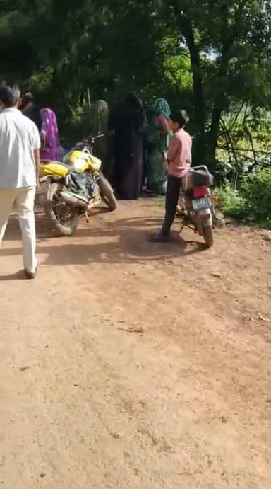 शौच के लिए निकली 14 वर्षीय बच्ची का झाड़ियों में मिला शव
कोटर क्षेत्र के अबेर गांव की घटना, फोरेंसिक टीम मौके के लिए रवाना
सतना,जिले के कोटर थाना क्षेत्र के अबेर - लखनवाह मार्ग पर झाड़ियों के बीच एक 14 वर्षीय बच्ची का अर्धनग्न शव पड़ा मिला है। बच्ची अबेर गांव की रहने वाली है। मौके पर टीआई समेत पुलिस बल मौजूद है। परिजनों के अनुसार बच्ची रविवार की सुबह 5 बजे शौच के लिए घर से निकली थी। काफी देर तक जब वह नहीं लौटी तो उसकी तलाश की गई। अबेर बस स्टैंड से लगभग 200 मीटर दूर झाड़ियों में बच्ची का शव पड़ा देखा गया। शव की स्थिति को देखते हुए सतना से फोरेंसिक टीम को बुलाया गया है। मौके पर परिजनों के अलावा भारी संख्या में ग्रामीण मौजूद है। परिजनों का जहां रो रो कर बुरा हाल है तो वही घटना को ले कर ग्रामीणों में आक्रोश है। फिलहाल पुलिस जांच में जुटी है।