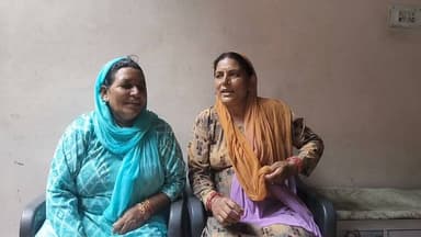 पवित्र श्रावण मास में, जो भगवान भोलेनाथ शिवशंकर और माता पार्वती की आराधना का विशेष माह माना जाता है, श्रद्धालु भक्ति और आस्था में सराबोर होकर पूजा-अर्चना करते हैं।
इसी पावन अवसर पर रमा देवी एवं द्रुमति देवीघर-घर जाकर भगवान शिव और माता पार्वती की महिमा का गुणगान करते हुए मधुर भक्ति-गीत सुनाती हैं। उनके भजन न केवल धार्मिक आस्था को प्रगाढ़ करते हैं, बल्कि भारतीय संस्कृति और लोक परंपराओं को भी जीवंत बनाए रखने का प्रेरणादायी कार्य कर रहे हैं।
श्रावण मास की यह सुंदर परंपरा समाज में श्रद्धा, भक्ति और आध्यात्मिक ऊर्जा का संदेश देती है।
हर-हर महादेव!