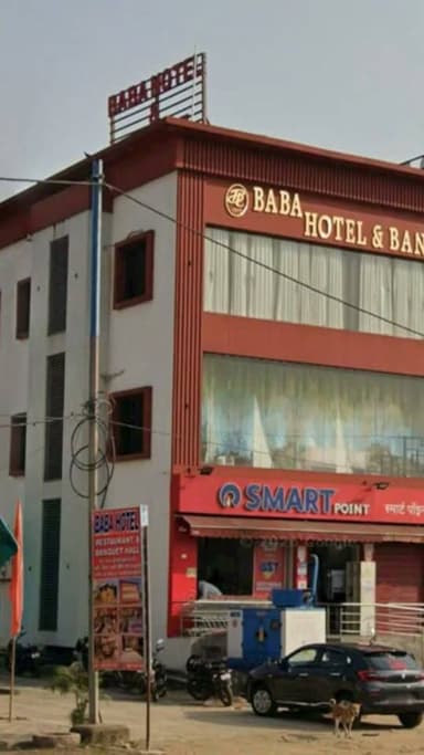 चंदवारा थाना क्षेत्र के उरवां स्थित एनएच-20 किनारे होटल में पुलिस का छापा, तीन युवतियां व तीन युवक हिरासत में
कोडरमा:चंदवारा थाना क्षेत्र के उरवां स्थित एनएच-20 किनारे बाबा लाइन होटल में पुलिस ने गुप्त सूचना के आधार पर शनिवार देर रात छापेमारी कर बड़ी कार्रवाई की। छापेमारी के दौरान होटल से तीन युवतियों और तीन युवकों को संदिग्ध परिस्थिति में हिरासत में लिया गया। पुलिस ने होटल के मैनेजर और एक अटेंडेंट को भी पूछताछ के लिए हिरासत में लिया है, जबकि होटल संचालक मौके से फरार बताया जा रहा है।पुलिस के अनुसार होटल में अनैतिक गतिविधियों के संचालन की लगातार शिकायतें मिल रही थीं। सूचना का सत्यापन करने के बाद पुलिस टीम ने होटल में दबिश दी। कार्रवाई के दौरान संदिग्ध स्थिति में मिले सभी लोगों को चंदवारा थाना लाकर पूछताछ की जा रही है। प्रारंभिक जांच में मामला देह व्यापार से जुड़े नेटवर्क से संबंधित होने की आशंका जताई जा रही है। पुलिस एक कथित दलाल की भूमिका की भी जांच कर रही है।जांच के दौरान पुलिस हिरासत में लिए गए लोगों की पहचान, होटल में ठहरने के उद्देश्य, आपसी संबंध तथा होटल प्रबंधन की भूमिका की पड़ताल कर रही है। छापेमारी के दौरान कुछ वाहनों को भी जब्त किया गया है।गौरतलब है कि कोडरमा रेलवे स्टेशन के आसपास स्थित होटलों में इससे पहले भी अनैतिक गतिविधियों के आरोप में कई बार पुलिस कार्रवाई हो चुकी है। हालांकि उरवां स्थित इस होटल में इस तरह की कार्रवाई पहली बार होने से इलाके में चर्चा का विषय बना हुआ है।पुलिस का कहना है कि जांच पूरी होने के बाद पूरे मामले का खुलासा किया जाएगा और दोषियों के विरुद्ध विधिसम्मत कार्रवाई की जाएगी।