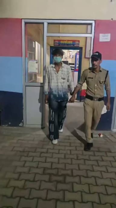 कांवड़िए से मारपीट और कार में तोड़फोड़ पर पुलिस का सख्त एक्शन, मुकदमा दर्ज, एक आरोपी गिरफ्तार।।
हरिद्वार के मंगलौर क्षेत्र में कांवड़ यात्रा के दौरान कांवड़ खंडित होने के बाद हुए मारपीट और तोड़फोड़ के मामले में पुलिस ने त्वरित कार्रवाई करते हुए मुकदमा दर्ज कर लिया है।
जानकारी के अनुसार हरिद्वार से गंगाजल लेकर दिल्ली लौट रहे एक कांवड़िए की अल्टो कार की टक्कर एक अन्य कांवड़िए की कांवड़ से हो गई, जिससे कांवड़ खंडित हो गई।
इसके बाद कुछ लोगों ने कार चालक के साथ मारपीट कर उसकी कार को भी क्षतिग्रस्त कर दिया।
सूचना मिलते ही मंगलौर पुलिस मौके पर पहुंची और स्थिति को नियंत्रित किया। पीड़ित की तहरीर पर मुकदमा दर्ज करते हुए पुलिस ने राजा उर्फ राजेश निवासी गंगनहर को गिरफ्तार कर लिया है।
पुलिस का कहना है कि घटना में शामिल अन्य आरोपियों की पहचान की जा रही है और सभी के खिलाफ साक्ष्यों के आधार पर सख्त कानूनी कार्रवाई की जाएगी।