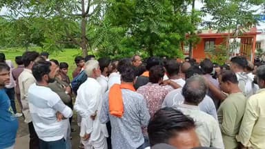सीतामऊ:- बालिका की गुमशुदगी को लेकर विश्वकर्मा समाज के लोग शिवसेना के साथ सीतामऊ पुलिस थाने पहुंचे, थाना प्रभारी कमलेश प्रजापति ने परिजनों से बातचीत कर बालिका को जल्द ढूंढने का आश्वासन दिया।