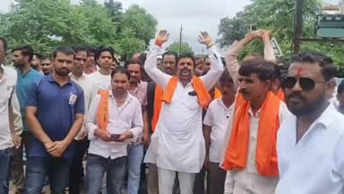 सीतामऊ में लापता युवती को लेकर शिवसेना यु बी टी ने किया थाने के बाहर चक्का जाम बड़ी संख्या में शिव सेनीक मौजूद