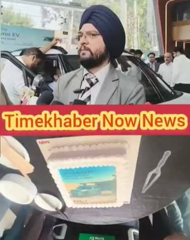 धूमधाम से लॉन्च हुई नई Kia Syros EV, ADAS एडवांस सेफ्टी फीचर्स के साथ ₹7.99 लाख की शुरुआती कीमत पर उपलब्ध
भारत में इलेक्ट्रिक मोबिलिटी को नई दिशा देते हुए Dhingra Kia ने आज अपनी बहुप्रतीक्षित नई Kia Syros EV को भव्य समारोह के साथ लॉन्च किया। यह इलेक्ट्रिक SUV अत्याधुनिक ADAS (Advanced Driver Assistance System) सहित कई प्रीमियम और स्मार्ट फीचर्स से लैस है। कंपनी ने इसकी शुरुआती एक्स-शोरूम कीमत ₹7.99 लाख (Battery-as-a-Service - BaaS विकल्प के साथ) रखी है, जिससे इलेक्ट्रिक वाहन खरीदना पहले से अधिक किफायती हो गया है।
इस अवसर पर सोहना के विधायक तेजपाल तंवर, Kia India के SRR Mr. Sungshick Ahn, Kia India के Zonal Sales Head कुमार सिंह नेगी, तथा Dhingra Kia के MD गिरिराज ढींगरा ने संयुक्त रूप से वाहन का अनावरण किया।
Dhingra Kia के MD संदीप ढींगरा ने बताया कि Kia Syros EV दो बैटरी विकल्पों में उपलब्ध है और एक बार फुल चार्ज होने पर 526 किलोमीटर तक की प्रमाणित रेंज प्रदान करती है। इसमें 10% से 80% तक मात्र लगभग 39 मिनट में DC फास्ट चार्जिंग, 171 PS की दमदार पावर तथा कई अत्याधुनिक स्मार्ट कनेक्टेड फीचर्स दिए गए हैं, जो इसे अपने सेगमेंट की सबसे आधुनिक इलेक्ट्रिक SUV बनाते हैं।
Dhingra Kia के Area Sales Manager श्री तनुज जुनेजा ने बताया कि कंपनी ने Syros EV की शुरुआती एक्स-शोरूम कीमत ₹7.99 लाख (Battery-as-a-Service - BaaS विकल्प के साथ) निर्धारित की है। इस मॉडल के माध्यम से Kia ने इलेक्ट्रिक वाहन खरीदने की लागत को और अधिक आसान एवं ग्राहकों के अनुकूल बनाने का प्रयास किया है।
Dhingra Kia के CEO हरीश कक्कड़ ने बताया कि गुरुग्राम, फरीदाबाद और सोहना स्थित Dhingra Kia के सभी शोरूम में Syros EV डिस्प्ले के लिए उपलब्ध है। इसकी बुकिंग ₹25,000 से शुरू हो चुकी है। उन्होंने बताया कि हरियाणा सरकार के कैबिनेट निर्णय के अनुसार राज्य में इलेक्ट्रिक कारों पर RTO शुल्क में छूट लागू होने जा रही है, जिसकी विस्तृत जानकारी ग्राहकों को Dhingra Kia के सभी शोरूम पर उपलब्ध कराई जाएगी।
उन्होंने कहा कि Kia Syros EV कंपनी की बिक्री में एक नई क्रांति लेकर आएगी। आधुनिक तकनीक, प्रीमियम डिजाइन, लंबी ड्राइविंग रेंज, एडवांस सेफ्टी फीचर्स और प्रतिस्पर्धी कीमत के कारण अपने सेगमेंट में इसका मुकाबला करना अन्य कंपनियों के लिए आसान नहीं होगा। कंपनी को विश्वास है कि यह मॉडल भारतीय ग्राहकों की पहली पसंद बनेगा और इलेक्ट्रिक वाहन बाजार में नया मानक स्थापित करेगा।