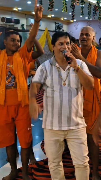 हर-हर महादेव! 🙏
झुमरी तिलैया के बाबा निवास शिव वाटिका में बाबा धाम से लौट रहे कांवरियों का भव्य स्वागत। नि:शुल्क चाय, पानी, भोजन, विश्राम और भजन-कीर्तन ने भक्तों की यात्रा को बना दिया यादगार। शिवभक्ति और सेवा का यह अद्भुत संगम सभी का मन मोह रहा है। 🚩🔱
#HarHarMahadev #BolBam #KanwarYatra #BabaDham #Shravan2026 #JhumriTilaiya #Koderma #ShivBhakti #SevaHiDharma #BabaNivas #Jharkhand #Devghar #Mahadev #Bhakti #ViralReels
