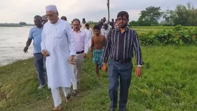 बैरबन्ना में नदी कटाव पर सक्रिय हुए विधायक कमरूल होदा
किशनगंज के मोतिहारी तालुका पंचायत स्थित बैरबन्ना गांव में डोंक नदी के भीषण कटाव से मुख्य सड़क बह जाने पर संकट गहरा गया। सूचना मिलते ही विधायक कमरूल होदा मौके पर पहुंचे और जल संसाधन विभाग के अधिकारियों व अभियंताओं को बुलाकर कटाव-रोधी कार्य शुरू कराया। विधायक ने कहा कि ग्रामीणों की सुरक्षा और गांव को बचाना उनकी सर्वोच्च प्राथमिकता है। उनकी पहल से ग्रामीणों में राहत और भरोसे का माहौल बना।