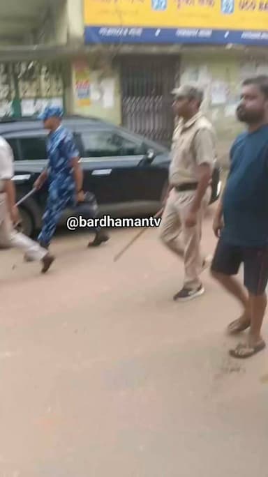 🔴 #পাত্রসায়ের ( বাঁকুড়া ) ।। ধৃত দাপুটে তৃণমূল নেতা তথা বিষ্ণুপুর সাংগঠনিক জেলা তৃণমূলের প্রাক্তন সভাপতি সুব্রত দত্ত (গোপে )-কে প্রকাশ্য রাস্তায় হাফপ্যান্ট টিশার্ট পরিয়ে হাঁটিয়ে পাত্রসায়ের হাসপাতালে নিয়ে গেল পুলিশ
প্রতিনিধি - তৌসিফ আহম্মেদ