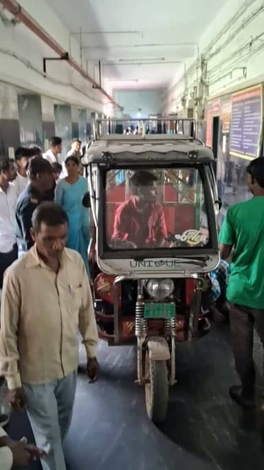 सतना,जिला अस्पताल में सुरक्षा व्यवस्था की एक बार फिर पोल खुल गई। रविवार को एक इलेक्ट्रिक ऑटो मुख्य गेट से अस्पताल परिसर में घुसकर सीधे हड्डी वार्ड के सामने तक पहुंच गया। ऑटो देखकर अस्पताल स्टाफ और मरीजों के परिजन हैरान रह गए। सुरक्षा गार्डों ने चालक को पकड़कर पुलिस चौकी के हवाले कर दिया। चालक ने बताया कि पैर टूटने से भर्ती मरीज संतोष अग्रवाल को स्ट्रेचर पर बैठाने वाला कोई नहीं था, इसलिए उसके कहने पर ऑटो वार्ड तक ले गया। इससे पहले 30 मई को भी एक बाइक अस्पताल की पहली मंजिल स्थित वार्ड तक पहुंच गई थी।
