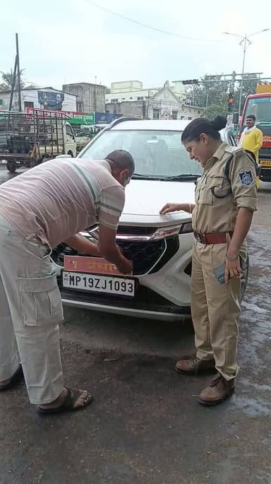 सतना,यातायात पुलिस ने सिविल लाइन में वाहन चेकिंग के दौरान पूर्व प्रधान की प्लेट को उतरवाया और किया चालानी कार्यवाही