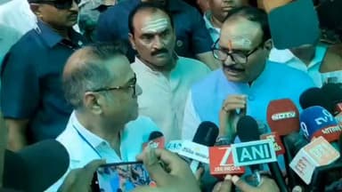 प्रयागराज: डिप्टी सीएम बृजेश पाठक का बड़ा बयान, पत्रकारों के मुफ्त इलाज के दिए निर्देश
यूनाइटेड भारत बारा
मनोज कुमार बिन्द
प्रयागराज दौरे के दौरान उत्तर प्रदेश के उपमुख्यमंत्री बृजेश पाठक ने पत्रकारों के हित में बड़ा बयान दिया। उन्होंने कहा कि प्रयागराज जिले के सभी पत्रकारों को सरकारी अस्पतालों में निशुल्क और बेहतर चिकित्सा सुविधा उपलब्ध कराई जाए।
डिप्टी सीएम ने अधिकारियों से कहा कि यदि पत्रकारों के इलाज के लिए सामान्य व्यवस्था से अलग कोई विशेष प्रबंध भी करना पड़े, तो वह किया जाए। यह मेरा स्पष्ट आदेश है।
उन्होंने कहा कि पत्रकार लोकतंत्र का महत्वपूर्ण स्तंभ हैं और उनकी स्वास्थ्य संबंधी समस्याओं के समाधान में किसी प्रकार की लापरवाही नहीं होनी चाहिए। उनके इस बयान को पत्रकारों के हित में एक महत्वपूर्ण पहल माना जा रहा है।