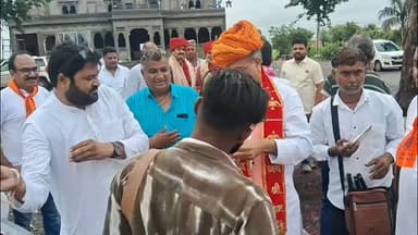 पिपलिया मंडी से हरकिया खाल बालाजी मंदिर तक निकली भक्ति एवं आस्था से सराबोर पदयात्रा में सांसद सुधीर गुप्ता शामिल हुए। मंदिर पहुंचकर पुजारी लक्ष्मीनारायण शर्मा एवं दशरथ भाई गुरुजी का सम्मानपूर्वक स्वागत किया।
#पिपलिया_मंडी #बालाजी_मंदिर #पदयात्रा #सुधीर_गुप्ता #मंदसौर #यशस्वी_दुनिया