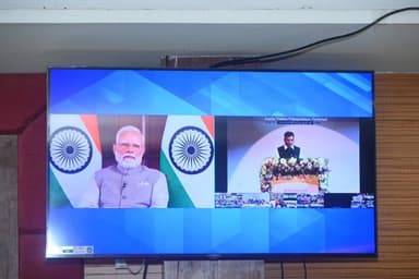 प्रधानमंत्री श्री नरेन्द्र मोदी ने नई दिल्ली से वर्चुअल माध्यम के जरिए देशव्यापी ‘नशा मुक्त युवा विकसित भारत संकल्प अभियान’ का शुभारंभ किया। इसी क्रम में मुख्यमंत्री श्री विष्णु देव साय के विजन के अनुरूप छत्तीसगढ़ में भी स्वस्थ, जागरूक और नशामुक्त समाज के निर्माण के उद्देश्य से अभियान की शुरुआत की गई।
सूरजपुर में आयोजित राज्य स्तरीय कार्यक्रम में महिला एवं बाल विकास मंत्री श्रीमती लक्ष्मी राजवाड़े शामिल हुईं। 100 सप्ताह तक चलने वाले इस अभियान के तहत विद्यालयों, महाविद्यालयों, एनएसएस, एनसीसी, माय भारत एवं अन्य युवा संगठनों के माध्यम से नशा मुक्ति के लिए व्यापक जनजागरूकता गतिविधियां आयोजित की जाएंगी।
#NashaMuktBharat #NashaMuktYuva #ViksitBharat #HealthyYouth #SuShasanSarkar #CGGovt #DPRChhattisgarh #Chhattisgarh