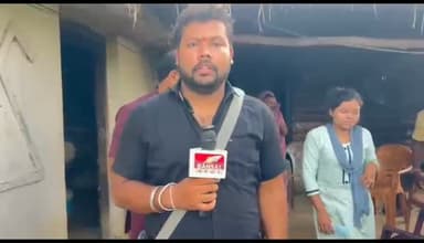 पीड़ित परिवार को नहीं मिला है कोई भी सहायता : आतंकियों ने की है छुईहा निवासी भूपेंद्र भैना की हत्या, पूर्व मुख्यमंत्री भूपेश बघेल ने भी की फोन पर बात, पूर्व संसदीय सचिव पहुंचे घर
बिलाईगढ़ - छत्तीसगढ़ के सारंगढ़-बिलाईगढ़ जिले के बिलाईगढ़ विकासखंड स्थित ग्राम छुईहा निवासी भूपेंद्र भैना की कश्मीर में आतंकियों ने गोली मारकर हत्या कर दी है। इस घटना को आज तीसरा दिन बीत रहा है। परिवार को सांत्वना देने के लिए विभिन्न नेता उनके घर पहुंच रहे हैं।
मृतक भूपेंद्र की बहन अन्नू ने बताया कि उन्हें और भूपेंद्र के बेटे मानस को अंतिम दर्शन भी नसीब नहीं हुए। परिवार की आर्थिक स्थिति बेहद दयनीय है; उन्हें दो वक्त की रोटी के लिए भी संघर्ष करना पड़ रहा है। उनकी थोड़ी सी जमीन भी 30,000 रुपये में गिरवी रखी हुई है।
आज छत्तीसगढ़ के पूर्व मुख्यमंत्री भूपेश बघेल ने फोन पर पीड़ित परिवार से बात की और हर संभव मदद का आश्वासन दिया। वहीं, बिलाईगढ़ के पूर्व विधायक चंद्रदेव र�