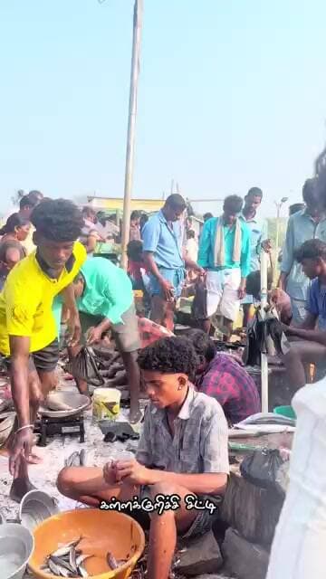 ஞாயிற்றுக்கிழமைனா சும்மாவா? கறி எடுக்குறதுல இருந்து ஆரம்பிச்சாச்சு! 🍖