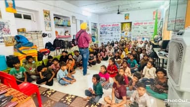 ‘*खुशियों का ओटला’ पर 90 बच्चों को वितरित की गई शिक्षण सामग्री, 30 महिलाओं को मिली नई चप्पलें*
