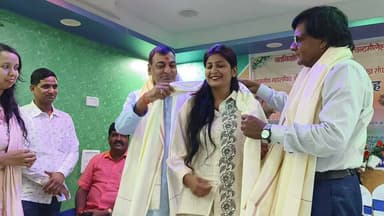 नवनिर्वाचित अध्यक्ष चंद्रमौली यादव जी और महासचिव विनोद सिंह द्वारा डॉ अंजली रॉय और SI पूजा कुमारी को गुलदस्ता, शॉल देकर सम्मानित किए।