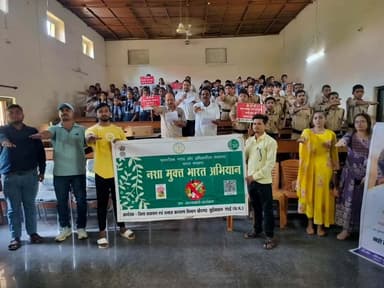 जिला प्रशासन, खेल एवं युवा कल्याण विभाग तथा समाज कल्याण विभाग के संयुक्त तत्वावधान में रविवार को "नशामुक्त युवा फॉर विकसित भारत संकल्प अभियान" के अंतर्गत विज्ञान भवन, डॉ. पदुमलाल पुन्नालाल बख्शी शासकीय उच्चतर माध्यमिक विद्यालय, खैरागढ़ में जिला स्तरीय जागरूकता कार्यक्रम का आयोजन किया गया। कार्यक्रम का उद्देश्य युवाओं को नशे के दुष्प्रभावों के प्रति जागरूक कर स्वस्थ, सशक्त एवं विकसित भारत के निर्माण में उनकी सक्रिय भागीदारी सुनिश्चित करना था।
#kcgdistrict
#kcgdistt #NashaMuktBharatAbhiyaan