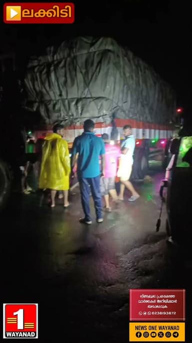 താമരശ്ശേരി ചുരത്തിലെ ഏഴാം വളവിൽ ലോറി വളവ് തിരിക്കാൻ കഴിയാതിരുന്നതിനെ തുടർന്ന് ഗതാഗത തടസ്സം അനുഭവപ്പെട്ടു. ഇതോടെ ചുരത്തിലൂടെ വാഹനങ്ങളുടെ നീക്കം താൽക്കാലികമായി മന്ദഗതിയിലായി.
സംഭവത്തെ തുടർന്ന് ചുരം ഗ്രീൻ ബ്രിഗേഡ് പ്രവർത്തകരുടെ നേതൃത്വത്തിൽ ഗതാഗതം സാധാരണ നിലയിലാക്കാനുള്ള നടപടികൾ പുരോഗമിക്കുകയാണ്
#newsonewayanad