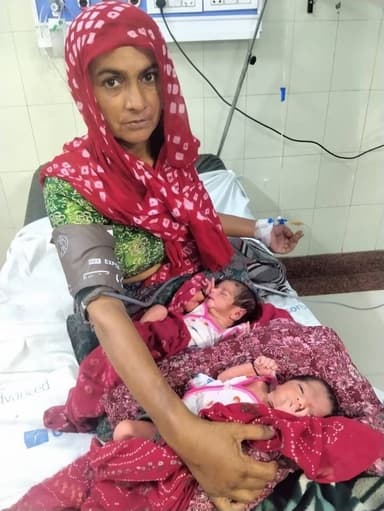 शादी के 20 साल बाद गूंजी आंगन में दो किलकारियां, स्वास्थ्य विभाग की सजगता से बची तीन जान