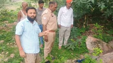 बारा के मकदुमा पहाड़ पर मिला राष्ट्रीय पक्षी मोर का शव
यूनाइटेड भारत बारा
मनोज कुमार बिन्द पत्रकार
प्रयागराज। बारा थाना क्षेत्र के असवा गांव के पास स्थित मकदुमा पहाड़ पर राष्ट्रीय पक्षी मोर का शव मिलने से क्षेत्र में हड़कंप मच गया। सूचना पर वन विभाग की टीम ने मौके पर पहुंचकर शव को कब्जे में लेकर पोस्टमार्टम के लिए भेज दिया। मौत के कारणों का पता लगाने के लिए जांच की जा रही है। घटना की सूचना पर बारा थाना पुलिस और डायल 112 की टीम भी मौके पर पहुंची। वहीं, भारतीय किसान यूनियन प्रयाग के जिला अध्यक्ष ऋषि पांडे ने अवैध खनन और पर्यावरण संरक्षण को लेकर निष्पक्ष जांच तथा दोषियों के खिलाफ कार्रवाई की मांग की।