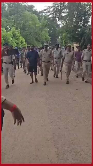 পাত্রসায়ের বাজারে হাফপ্যান্ট পরিয়ে তৃণমূল নেতাকে ঘোরাল পুলিশ #police #news