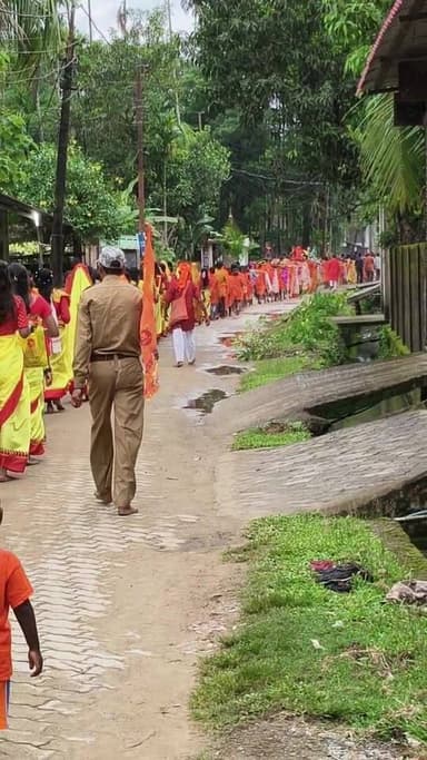 🕉️শিবের মাথায় জল ঢালতে কালাইন কাকড়াখাল নদী থেকে জল সংগ্রহ করতে যাচ্ছেন ডিগাবর বাগান থেকে আগত শিব ভক্তরা🕉️