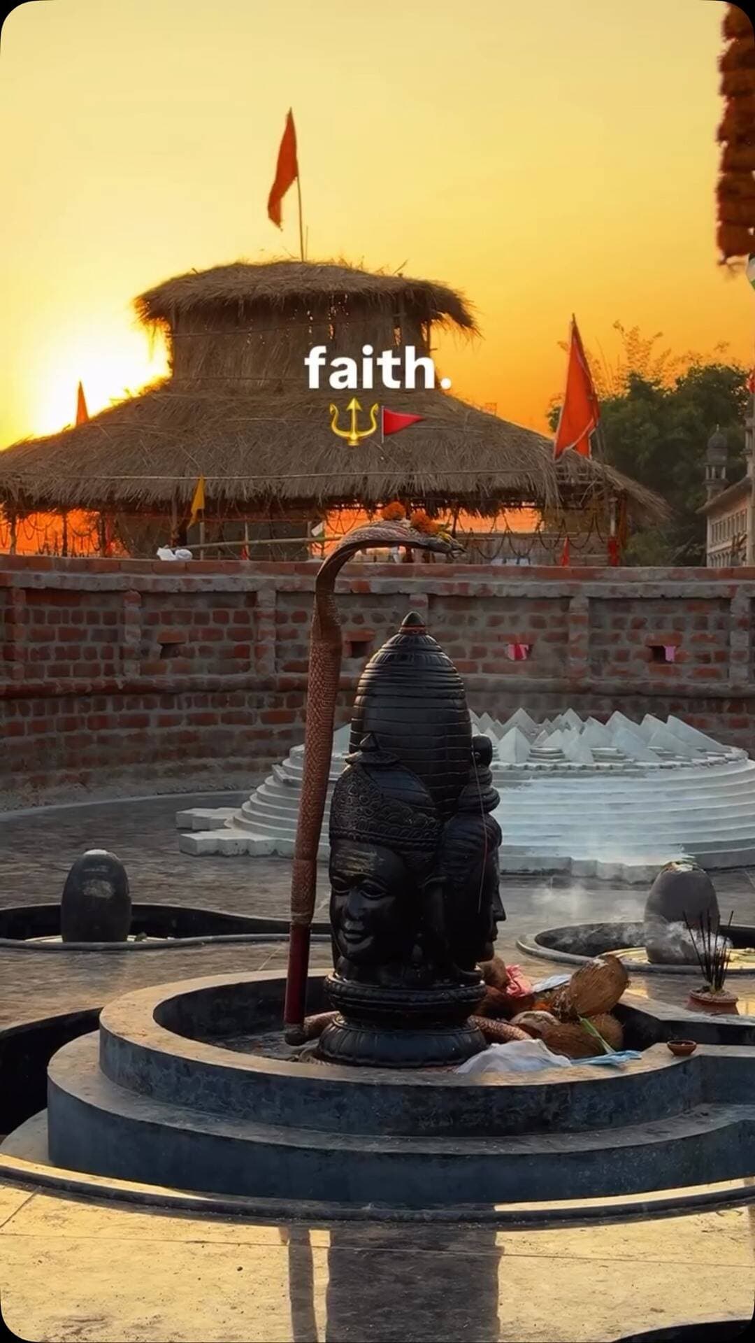 सावन सोमवार की आप सभी को शुभकामनाएं । शिव जी सभी की मनोकामनाये पूर्ण करे 🚩🚩 #sawan #sawansomwar #shiv #shivshankar #onakonadhamtari❤️
