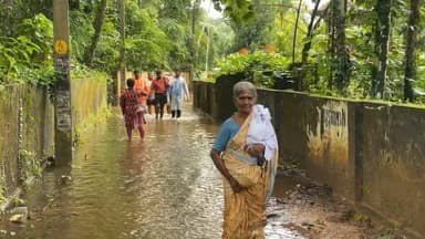 എ സി റോഡിൽ വെള്ളം കയറി
പ്രളയത്തെ അതിജീവിക്കുമെന്ന് പ്രഖ്യാപിച്ച് നിർമിച്ച ആലപ്പുഴ-ചങ്ങനാശ്ശേരി റോഡിൽ വെള്ളം കയറി കിടങ്ങറ ഭാഗത്താണ് റോഡ് വെള്ളത്തിനടിയിലായത്.വാഹന ഗതാഗതം തടസ്സപ്പെട്ടിട്ടില്ല.ഇരുചക്ര വാഹനയാത്ര ദുഷ്കരമായി