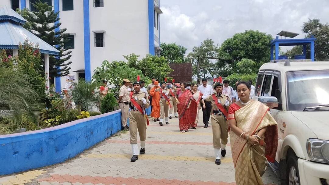 কোচবিহার জেলার ঘোকসাডাঙার বীরেন্দ্র মহাবিদ্যালয়ের তোর্ষা হলে বৃহস্পতিবার স্বামী বিবেকানন্দ ও শ্রীঅরবিন্দের চিন্তা ও দর্শন বিষয়ক একদিনের জাতীয় আলোচনা চক্র অনুষ্ঠিত হয়। ইন্ডিয়ান কাউন্সিল অব ফিলোসফিক্যাল রিসার্চ (ICPR) এবং বীরেন্দ্র মহাবিদ্যালয়ের যৌথ উদ্যোগে এই সেমিনারের আয়োজন করা হয়।অনুষ্ঠানের শুভ সূচনা করেন পঞ্চানন বর্মা বিশ্ববিদ্যালয়ের উপাচার্য অধ্যাপক (ড.) সঞ্চারী রায় মুখার্জি। তিনি প্রদীপ প্রজ্বলনের মাধ্যমে জাতীয় সেমিনারের আনুষ্ঠানিক উদ্বোধন করেন।
A one-day National Seminar on the thoughts of Swami Vivekananda and Sri Aurobindo was organized on Thursday at the Torsa Hall of Birendra Mahavidyalaya, Ghoksadanga. The seminar was jointly organized by the Indian Council of Philosophical Research (ICPR) and Birendra Mahavidyalaya.
The seminar was formally inaugurated with the ceremonial lighting of the lamp by Prof. (Dr.) Sanchari Roy Mukherjee, Hon'ble Vice-Chancellor of Panchanan Barma University, Cooch Behar.
Among the distinguished guests present were Prof. Madhab Chandra Adhikary, Registrar of Panchanan Barma University; Swami Tarkeshwarananda Maharaj, Head of the Ramakrishna Math, Cooch Behar; Prof. Sabitri Devi from Cotton University, Guwahati; Dr. Bijoy Kumar Sarkar, Head of the Department of Philosophy, Panchanan Barma University; Dr. Gobinda Rajbanshi, Principal of Birendra Mahavidyalaya; Dr. Sahadev Roy, Vice-Principal; Dr. Samir Adhikary, Professor of Philosophy; along with several other eminent academicians.🤝🏻