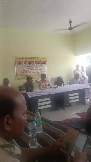 जन चौपाल में ग्रामीणों की समस्याएं सुन रहे अधिकारी, मौके पर समाधान के दिए जा रहे निर्देश
चित्रकूट, 03 अगस्त 2026।
जनपद चित्रकूट के विकासखंड मानिकपुर अंतर्गत ग्राम पंचायत गढ़चपा में सोमवार को "जन चौपाल कार्यक्रम" का आयोजन किया जा रहा है। कार्यक्रम की अध्यक्षता उपजिलाधिकारी महोदय द्वारा की जा रही है। जन चौपाल का उद्देश्य "गाँव की समस्या – गाँव में समाधान" की भावना के अनुरूप ग्रामीणों की शिकायतों एवं समस्याओं का त्वरित निस्तारण सुनिश्चित करना है।
जन चौपाल में विभिन्न विभागों के अधिकारी एवं कर्मचारी उपस्थित रहकर ग्रामीणों की समस्याएं सुन रहे हैं। कार्यक्रम के दौरान राजस्व, पेयजल, बिजली, सड़क, आवास, पेंशन, राशन कार्ड, मनरेगा, स्वास्थ्य, शिक्षा तथा अन्य जनकल्याणकारी योजनाओं से संबंधित शिकायतों एवं सुझावों पर चर्चा की जा रही है। संबंधित अधिकारियों को प्राप्त शिकायतों का समयबद्ध एवं गुणवत्तापूर्ण निस्तारण सुनिश्चित करने के निर्देश दिए जा रहे हैं।
कार्यक्रम में ग्राम पंचायत के जनप्रतिनिधियों के साथ बड़ी संख्या में ग्रामीण भी उपस्थित हैं। अधिकारियों द्वारा सरकार की विभिन्न योजनाओं की जानकारी भी दी जा रही है तथा पात्र लाभार्थियों को योजनाओं का लाभ दिलाने के लिए आवश्यक कार्रवाई की जा रही है।
जन चौपाल के माध्यम से प्रशासन और ग्रामीणों के बीच सीधा संवाद स्थापित कर समस्याओं का समाधान गांव स्तर पर ही सुनिश्चित करने का प्रयास किया जा रहा है। प्रशासन ने ग्रामीणों से अपनी समस्याएं एवं सुझाव खुलकर रखने की अपील की है, ताकि उनका शीघ्र एवं प्रभावी निस्तारण किया जा सके।
#breking #चित्रकूट #BreakingNews #Chitrakoot #news #Update
