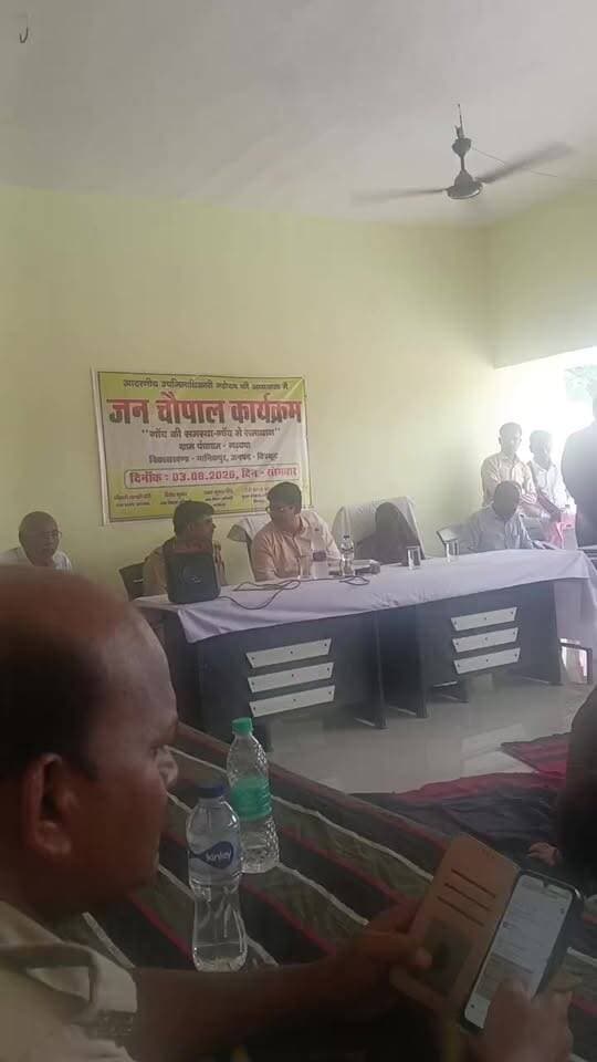 जन चौपाल में ग्रामीणों की समस्याएं सुन रहे अधिकारी, मौके पर समाधान के दिए जा रहे निर्देश
चित्रकूट, 03 अगस्त 2026।
जनपद चित्रकूट के विकासखंड मानिकपुर अंतर्गत ग्राम पंचायत गढ़चपा में सोमवार को "जन चौपाल कार्यक्रम" का आयोजन किया जा रहा है। कार्यक्रम की अध्यक्षता उपजिलाधिकारी महोदय द्वारा की जा रही है। जन चौपाल का उद्देश्य "गाँव की समस्या – गाँव में समाधान" की भावना के अनुरूप ग्रामीणों की शिकायतों एवं समस्याओं का त्वरित निस्तारण सुनिश्चित करना है।
जन चौपाल में विभिन्न विभागों के अधिकारी एवं कर्मचारी उपस्थित रहकर ग्रामीणों की समस्याएं सुन रहे हैं। कार्यक्रम के दौरान राजस्व, पेयजल, बिजली, सड़क, आवास, पेंशन, राशन कार्ड, मनरेगा, स्वास्थ्य, शिक्षा तथा अन्य जनकल्याणकारी योजनाओं से संबंधित शिकायतों एवं सुझावों पर चर्चा की जा रही है। संबंधित अधिकारियों को प्राप्त शिकायतों का समयबद्ध एवं गुणवत्तापूर्ण निस्तारण सुनिश्चित करने के निर्देश दिए जा रहे हैं।
कार्यक्रम में ग्राम पंचायत के जनप्रतिनिधियों के साथ बड़ी संख्या में ग्रामीण भी उपस्थित हैं। अधिकारियों द्वारा सरकार की विभिन्न योजनाओं की जानकारी भी दी जा रही है तथा पात्र लाभार्थियों को योजनाओं का लाभ दिलाने के लिए आवश्यक कार्रवाई की जा रही है।
जन चौपाल के माध्यम से प्रशासन और ग्रामीणों के बीच सीधा संवाद स्थापित कर समस्याओं का समाधान गांव स्तर पर ही सुनिश्चित करने का प्रयास किया जा रहा है। प्रशासन ने ग्रामीणों से अपनी समस्याएं एवं सुझाव खुलकर रखने की अपील की है, ताकि उनका शीघ्र एवं प्रभावी निस्तारण किया जा सके।
#breking #चित्रकूट #BreakingNews #Chitrakoot #news #Update
