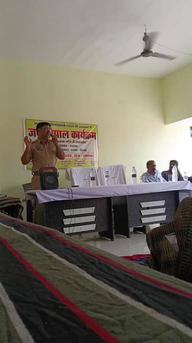 प्रेस नोट
जन चौपाल में ग्रामीणों की समस्याएं सुन रहे अधिकारी, मौके पर समाधान के दिए जा रहे निर्देश
चित्रकूट, 03 अगस्त 2026।
जनपद चित्रकूट के विकासखंड मानिकपुर अंतर्गत ग्राम पंचायत गढ़चपा में सोमवार को "जन चौपाल कार्यक्रम" का आयोजन किया जा रहा है। कार्यक्रम की अध्यक्षता उपजिलाधिकारी महोदय द्वारा की जा रही है। जन चौपाल का उद्देश्य "गाँव की समस्या – गाँव में समाधान" की भावना के अनुरूप ग्रामीणों की शिकायतों एवं समस्याओं का त्वरित निस्तारण सुनिश्चित करना है।
जन चौपाल में विभिन्न विभागों के अधिकारी एवं कर्मचारी उपस्थित रहकर ग्रामीणों की समस्याएं सुन रहे हैं। कार्यक्रम के दौरान राजस्व, पेयजल, बिजली, सड़क, आवास, पेंशन, राशन कार्ड, मनरेगा, स्वास्थ्य, शिक्षा तथा अन्य जनकल्याणकारी योजनाओं से संबंधित शिकायतों एवं सुझावों पर चर्चा की जा रही है। संबंधित अधिकारियों को प्राप्त शिकायतों का समयबद्ध एवं गुणवत्तापूर्ण निस्तारण सुनिश्चित करने के निर्देश दिए जा रहे हैं।
कार्यक्रम में ग्राम पंचायत के जनप्रतिनिधियों के साथ बड़ी संख्या में ग्रामीण भी उपस्थित हैं। अधिकारियों द्वारा सरकार की विभिन्न योजनाओं की जानकारी भी दी जा रही है तथा पात्र लाभार्थियों को योजनाओं का लाभ दिलाने के लिए आवश्यक कार्रवाई की जा रही है।
जन चौपाल के माध्यम से प्रशासन और ग्रामीणों के बीच सीधा संवाद स्थापित कर समस्याओं का समाधान गांव स्तर पर ही सुनिश्चित करने का प्रयास किया जा रहा है। प्रशासन ने ग्रामीणों से अपनी समस्याएं एवं सुझाव खुलकर रखने की अपील की है, ताकि उनका शीघ्र एवं प्रभावी निस्तारण किया जा सके।
#breking #चित्रकूट #BreakingNews #Chitrakoot #news #Update