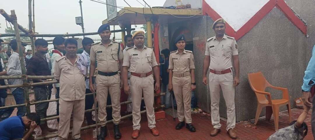 Sitamarhi Police आपकी सुरक्षा एवं सेवा में सदैव तत्पर 🚩
सावन माह की प्रथम सोमवारी के अवसर पर श्रद्धालुओं की सुरक्षा, सुगम आवागमन एवं विधि-व्यवस्था बनाए रखने के उद्देश्य से सीतामढ़ी पुलिस द्वारा व्यापक सुरक्षा व्यवस्था की गई है।
जिला के विभिन्न शिवालयों, मंदिरों, प्रमुख पूजा स्थलों एवं श्रद्धालुओं के आवागमन वाले मार्गों पर पर्याप्त संख्या में पुलिस पदाधिकारी एवं बल की प्रतिनियुक्ति की गई है, ताकि सभी श्रद्धालु सुरक्षित वातावरण में पूजा-अर्चना कर सकें।
वरीय पुलिस अधिकारियों द्वारा लगातार भ्रमणशील रहकर सुरक्षा व्यवस्था का जायजा लिया जा रहा है। इसके अतिरिक्त विभिन्न संवेदनशील स्थलों एवं प्रमुख मार्गों पर गश्ती टीम लगातार भ्रमणशील है तथा सतत निगरानी रखी जा रही है।
सीतामढ़ी पुलिस आमजन एवं श्रद्धालुओं से अपील करती है कि वे यातायात नियमों का पालन करें l किसी भी प्रकार की संदिग्ध गतिविधि अथवा आपात स्थिति की सूचना तत्काल निकटतम पुलिस पदाधिकारी अथवा डायल 112 पर दें।
#SitamarhiPolice #Sawan2026 #FirstSomwari #BiharPolice #InYourService #SafetyFirst #Dial112