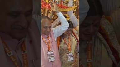 मेयर राजीव जैन ने श्रद्धालुओं के साथ है लक्ष्मी माता को चढ़ाई चुनरी