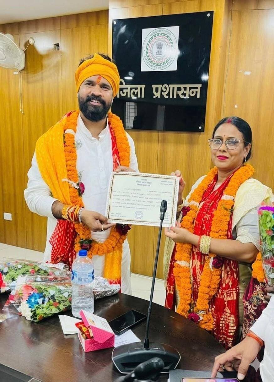 गढ़वा नगर परिषद के नए अध्यक्ष दौलत सोनी और उपाध्यक्ष अनीता प्रसाद की जोड़ी।