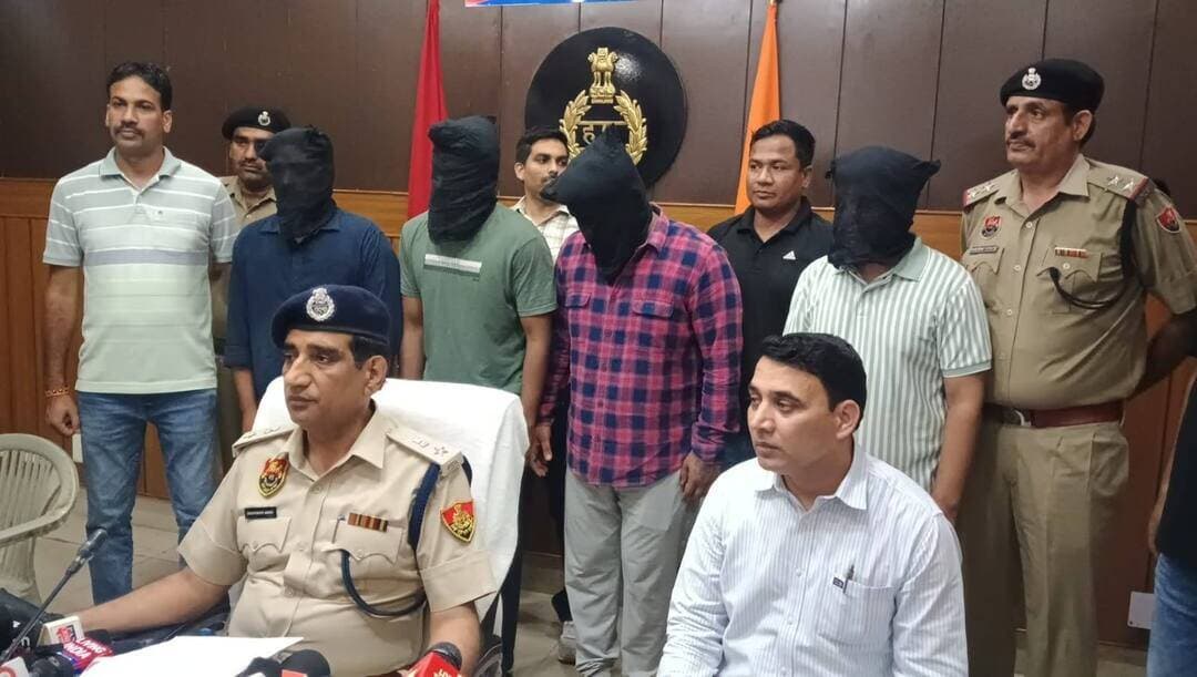 *7 करोड़ रुपए की रंगदारी मांगने की वारदात का पानीपत पुलिस ने किया खुलासा, 4 बदमाश गिरफ्तार*
*एक शिक्षण संस्थान संचालक को व्हाट्सएप कॉल और वॉइस नोट भेजकर मांगी थी रंगदारी*
पानीपत, 01 अगस्त शिक्षण संस्थान संचालक को व्हाट्सएप कॉल और वॉइस नोट भेजकर 7 करोड़ रुपए की रंगदारी मांगने की वारदात का पानीपत पुलिस ने पर्दाफाश करते हुए शुक्रवार को चार आरोपियों को गिरफ्तार किया। आरोपियों की पहचान गांव अदियाना निवासी अजय व रोहित, गांव सिवाह हाल विकास नगर निवासी अमित तथा एनएफएल निवासी रिहान के रूप में हुई है। आरोपियों ने विदेश में बैठे असामाजिक तत्वों को पीड़ित व उसके संस्थान की जानकारी उपलब्ध कराई थी।
पुलिस अधीक्षक श्री भूपेंद्र सिंह आईपीएस ने शनिवार को जिला सचिवालय स्थित पुलिस विभाग के सभागार में प्रेसवार्ता के दौरान बताया कि एक शिक्षण संस्थान संचालक ने पुलिस को दी शिकायत में बताया था कि वह 3 जुलाई को अपने शिक्षण संस्थान में मौजूद था। उसके फोन पर एक अज्ञात नंबर से व्हाट्सएप कॉल आई। कॉल करने वाले ने स्वयं को हेरी बॉक्सर बताया और कहा कि उसे उनके सभी स्कूलों और कॉलेजों की जानकारी है। उसने धमकी देते हुए 7 करोड़ रुपये की रंगदारी मांगी तथा एक वॉइस नोट भेजकर कहा कि उसकी आवाज की पुष्टि कर लेना। साथ ही नंबर ब्लॉक करने की स्थिति में गंभीर परिणाम भुगतने की धमकी भी दी। शिकायत मिलने पर थाना समालखा में मामला दर्ज कर जांच शुरू की गई थी।
एसपी ने बताया कि मामला संज्ञान में आते ही पीड़ित को सुरक्षा उपलब्ध कराई गई तथा जांच की जिम्मेदारी सीआईए-वन प्रभारी इंस्पेक्टर फूल कुमार की टीम को सौंपी गई। सीआईए-वन की टीम ने साइबर सेल के सहयोग, तकनीकी साक्ष्यों और मजबूत मानवीय सूचना तंत्र की मदद से मामले का पर्दाफाश करते हुए शुक्रवार शाम चारों आरोपियों को गिरफ्तार कर लिया। चारों आरोपी पानीपत के रहने वाले हैं। प्रारंभिक पूछताछ में आरोपियों ने विदेश में बैठे रंगदारी मांगने वाले असामाजिक तत्वों को पीड़ित की जानकारी उपलब्ध कराने की बात स्वीकार की।
पुलिस अधीक्षक श्री भूपेंद्र सिंह आईपीएस ने बताया कि आरोपियों से पूछताछ में सामने आया कि आरोपी अजय वर्ष 2022 में डोंकी के रास्ते अमेरिका गया था और वर्ष 2026 में डिपोर्ट होकर भारत लौट आया। अमेरिका में रहने के दौरान उसकी एक असाम