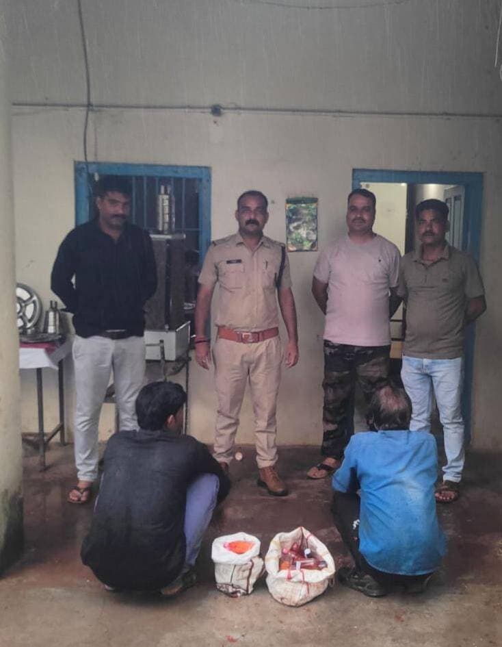 नवभारत न्यूज
दमोह। अवैध शराब के विरुद्ध कार्रवाई करते हुए चौकी नरसिंहगढ़ से चौकी प्रभारी के निर्देशन पर कुल 6 अलग-अलग स्थान पर दविश दी गई, जो रतिराम पटेल निवासी ग्वाल मोहल्ला से 19 पाव लाल मदिरा मसाला कीमती 1520 और राजकुमार अहिरवार निवासी पुरानी बस्ती नरसिंहगढ़ से 23 पाव कीमती 1840 जब्त तक की गई व आबकारी एक्ट के तहत प्रकरण पंजीबद्ध किया गया कार्रवाई जारी है।