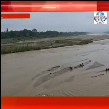 গহপুৰ সমজিলাৰ অন্য এখন পাহাৰীয়া খৰস্ৰোতা নৈ সোলেঙীয়ে সোমবাৰে পুৱতি নিশাই বিধ্বংসী ৰূপ ধাৰণ কৰা ফলত বহুকেইখন গাঁৱৰ ৰাইজৰ যাতায়াত ব্যাহত হৈ পৰিছে।
এসময়ত গহপুৰৰ চকুপানী স্বৰূপ হৈ পৰা সোলেঙী নৈয়ে বুধবাৰে পুৱতি নিশা ৪১৫নং ৰাষ্ট্ৰীয় ঘাইপথৰ পৰা এন চি সোণাপুৰ সংযোগী পথত থকা পকী দলঙৰ পুৱ দিশৰ বৃহৎ অংশ এটা খহাই নি ভয়ংকৰ পৰিস্থিতিৰ সৃষ্টি কৰিলে।
এন চি সোনাপুৰ, মধ্য সোণাপুৰ, উত্তৰ সোনাপুৰ, সোনাপুৰ ফৰেষ্ট, ৰঙাজান, ননকে সোলেঙী, ব্ৰহ্মপুৰকে ধৰি প্ৰায় ২০/৩০খন গাঁৱৰ ৰাইজৰ যাতায়াতৰ প্ৰধান পথটোৰ বৃহৎ অংশ চিগাৰ ফলত উপৰোক্ত অঞ্চল সমূহৰ ৰাইজৰ যথেষ্ট সমস্যাৰ সৃষ্টি হৈছে।
সোলেঙী নৈৰ ওপৰত থকা দলং খনৰ নিৰ্মাণত জড়িত ঠিকাদাৰৰ লগতে অভিযন্তাৰ চুড়ান্ত হেমাহী আৰু গাফিলটিৰৰ বাবেই বৃহত্তৰ অঞ্চলৰ ৰাইজে বৰ্তমান যাতায়াতৰ ক্ষেত্ৰত দুৰ্ভোগ ভূগিব লগা পৰিস্থিতিৰ উদ্ভৱ হ'ল।
সোলেঙী নৈৰ ওপৰত থকা দলং খনৰ পুৱ দিশৰ অংশ চিগি যোৱাত বিশেষকৈ সোমবাৰৰ দিনটোত বহু সংখ্যক ছাত্ৰ-ছাত্ৰী, শিক্ষক-শিক্ষয়িত্ৰীয়ে বিদ্যালয়লৈ যাব নোৱাৰিলে।
সদাব্যস্ত পথটোৰ অংশটো সোলেঙী নৈয়ে চিঙি পেলোৱাৰ বাবে এতিয়া উপৰোক্ত অঞ্চলৰ ৰাইজে নতুন সোণাপুৰ হৈ অসম অৰুনাচল প্ৰদেশ সীমান্তৰ ৰাজগড় আলি নতুবা টিঙালিবড়ি, ৰজাবাৰী হৈ ১৫নং ৰাষ্ট্ৰীয় ঘাইপথেৰেহে গহপুৰৰ লগতে চিকিৎসালয়, স্কুল কলেজলৈ যাতায়াত কৰিব পাৰিব।গহপুৰ সমজিলাৰ অন্য এখন পাহাৰীয়া খৰস্ৰোতা নৈ সোলেঙীয়ে সোমবাৰে পুৱতি নিশাই বিধ্বংসী ৰূপ ধাৰণ কৰা ফলত বহুকেইখন গাঁৱৰ ৰাইজৰ যাতায়াত ব্যাহত হৈ পৰিছে।
এসময়ত গহপুৰৰ চকুপানী স্বৰূপ হৈ পৰা সোলেঙী নৈয়ে বুধবাৰে পুৱতি নিশা ৪১৫নং ৰাষ্ট্ৰীয় ঘাইপথৰ পৰা এন চি সোণাপুৰ সংযোগী পথত থকা পকী দলঙৰ পুৱ দিশৰ বৃহৎ অংশ এটা খহাই নি ভয়ংকৰ পৰিস্থিতিৰ সৃষ্টি কৰিলে।
এন চি সোনাপুৰ, মধ্য সোণাপুৰ, উত্তৰ সোনাপুৰ, সোনাপুৰ ফৰেষ্ট, ৰঙাজান, ননকে সোলেঙী, ব্ৰহ্মপুৰকে ধৰি প্ৰায় ২০/৩০খন গাঁৱৰ ৰাইজৰ যাতায়াতৰ প্ৰধান পথটোৰ বৃহৎ অংশ চিগাৰ ফলত উপৰোক্ত অঞ্চল সমূহৰ ৰাইজৰ যথেষ্ট সমস্যাৰ সৃষ্টি হৈছে।
সোলেঙী নৈৰ ওপৰত থকা দলং খনৰ নিৰ্মাণত জড়িত ঠিকাদাৰৰ লগতে অভিযন্তাৰ চুড়ান্ত হেমাহী আৰু গাফিলটিৰৰ বাবেই বৃহত্তৰ অঞ্চলৰ ৰাইজে বৰ্তমান যাতায়াতৰ ক্ষেত্ৰত দুৰ্ভোগ ভূগিব লগা পৰিস্থিতিৰ উদ্ভৱ হ'ল।
সোলেঙী নৈৰ ওপৰত থকা দলং খনৰ পুৱ দিশৰ অংশ চিগি যোৱাত বিশেষকৈ সোমবাৰৰ দিনটোত বহু সংখ্যক ছাত্ৰ-ছাত্ৰী, শিক্ষক-শিক্ষয়িত্ৰীয়ে বিদ্যালয়লৈ যাব নোৱাৰিলে।
সদাব্যস্ত পথটোৰ অংশটো সোলেঙী নৈয়ে চিঙি পেলোৱাৰ বাবে এতিয়া উপৰোক্ত অঞ্চলৰ ৰাইজে নতুন সোণাপুৰ হৈ অসম অৰুনাচল প্ৰদেশ সীমান্তৰ ৰাজগড় আলি নতুবা টিঙালিবড়ি, ৰজাবাৰী হৈ ১৫নং ৰাষ্ট্ৰীয় ঘাইপথেৰেহে গহপুৰৰ লগতে চিকিৎসালয়, স্কুল কলেজলৈ যাতায়াত কৰিব পাৰিব।
#public #friends #highlights #news #viral #reels #everyone #facebook #Gohpur