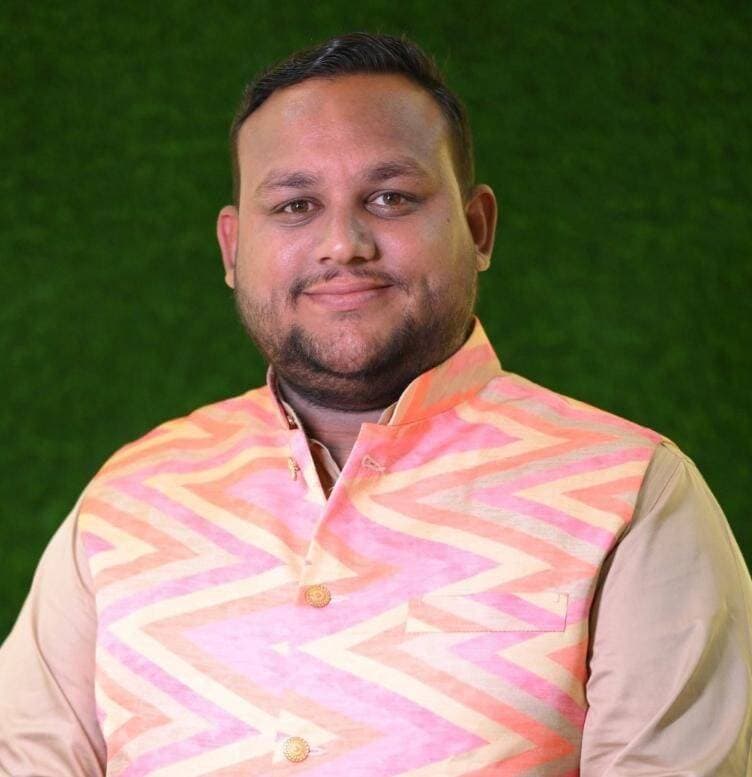 महात्मा गांधी महाविद्यालय खरसिया की जनभागीदारी समिति के अध्यक्ष युवा पार्षद साहिल शर्मा 'चीनू' बने
▪️मंत्री रामविचार नेताम की अनुशंसा पर मिली जिम्मेदारी
खरसिया। महात्मा गांधी महाविद्यालय खरसिया के लिए अच्छी खबर है। कार्यालय कलेक्टर एवं जिला दण्डाधिकारी रायगढ़ (छ.ग.) द्वारा जारी आदेश क्रमांक GENS/58639/2026-COLL RGH/अ.वि.लि./2026 दिनांक 07/2026 के अनुसार जिले के शासकीय महाविद्यालयों में जनभागीदारी समिति के अध्यक्ष पदों पर नियुक्तियां की गई हैं।
इस आदेश में शासकीय महात्मा गांधी स्नातकोत्तर महाविद्यालय, खरसिया जिला रायगढ़ का अध्यक्ष युवा पार्षद भाई साहिल शर्मा 'चीनू' निवासी पंजाब नेशनल बैंक के सामने, खरसिया को मनोनीत किया गया है।
यह नियुक्ति माननीय श्री रामविचार नेताम, मंत्री, छत्तीसगढ़ शासन-आदिम जाति विकास, कृषि एवं किसान कल्याण तथा जैव प्रौद्योगिकी, मछलीपालन, पशुधन विकास विभाग द्वारा की गई अनुशंसा के आधार पर की गई है।
युवा, ऊर्जावान और समाजसेवी छवि वाले साहिल शर्मा के अध्यक्ष बनने पर क्षेत्र में खुशी की लहर है। नगरवासियों और छात्र-छात्राओं को उम्मीद है कि उनके नेतृत्व में महाविद्यालय में शिक्षा, खेल और अन्य गतिविधियों को नई गति मिलेगी।
साहिल शर्मा 'चीनू' वर्तमान में युवा पार्षद के रूप में भी सक्रिय हैं और सामाजिक कार्यों के लिए जाने जाते हैं।