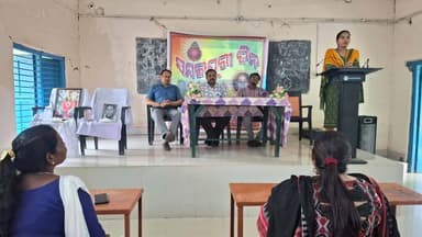 କୁନ୍ତରା ସ୍ଥିତ ଗୋକୁଳ-ପାର୍ବତୀ ଗ୍ରାମ୍ୟ ମହାବିଦ୍ୟାଳୟ (G.P.R College, Kuntara)ରେ ‘ସମ୍ବଲପୁରୀ ଦିବସ’ ବହୁ ଉତ୍ସାହ ଓ ଉଦ୍ଦୀପନା ସହକାରେ ପାଳିତ ହୋଇଯାଇଛି। ଏହି କାର୍ଯ୍ୟକ୍ରମରେ ମହାବିଦ୍ୟାଳୟର ଅଧ୍ୟକ୍ଷ ଶ୍ରୀ ତରୁଣ କୁମାର ପୃଷେଠ୍ ମୁଖ୍ୟ ଅତିଥି ଭାବେ ଯୋଗଦେଇ କାର୍ଯ୍ୟକ୍ରମର ଶୁଭାରମ୍ଭ କରିଥିଲେ, ଏବଂ ମହାବିଦ୍ୟାଳୟର ଅଧ୍ୟାପକ-ଅଧ୍ୟାପିକାମାନଙ୍କ ମଧ୍ୟରୁ ଦୀପିକା ବେହେରା, ବର୍ଷା ମୁଦୁଲି, ହସିନା ପ୍ରିୟଦର୍ଶିନୀ ନାଏକ, ତୁଲାରାମ ଡନସେନା,ରୁଦ୍ରଦତ୍ତ ପଟେଲ,ରାଜେଶ ମାକର, ସୁକାନ୍ତି ତୁରୀ ଏବଂ ପୂଜା ବନଛୁର ସଭାକୁ ସଫଳ କରିବା ଦିଗରେ ସହାୟକ ହୋଇଥିଲେ। ଉଲ୍ଲେଖ୍ୟ ଯେ, ପ୍ରତିବର୍ଷ ଅଗଷ୍ଟ ୧ ତାରିଖକୁ ସାରା ଓଡ଼ିଶା, ବିଶେଷ କରି ପଶ୍ଚିମ ଓଡ଼ିଶାରେ ‘ସମ୍ବଲପୁରୀ ଦିବସ’ (Sambalpuri Day) ଭାବେ ବେଶ୍ ଧୂମଧାମରେ ପାଳନ କରାଯାଏ, ଏବଂ ସମ୍ବଲପୁରୀ ଭାଷା ଓ ସାହିତ୍ୟର ଜନକ ଗୁରୁ ସତ୍ୟନାରାୟଣ ବହିଦାରଙ୍କ ଜନ୍ମଜୟନ୍ତୀକୁ ମନେ ପକାଇବା ପାଇଁ ଏହି ବିଶେଷ ଦିବସଟି ସମର୍ପିତ; ଏହି ଦିନ ପଶ୍ଚିମ ଓଡ଼ିଶାର ସଂସ୍କୃତି, ଭାଷା, ପୋଷାକ ଓ ସଙ୍ଗୀତର ଗୌରବକୁ ସାରା ବିଶ୍ୱ ଆଗରେ ପ୍ରଦର୍ଶିତ କରାଯାଏ। #kuchinda #kuchindatvlive #sambalpuri #sambalpuridin