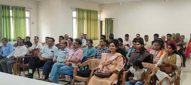 • नशामुक्ति शपथ ग्रहण कार्यक्रम आयोजित
• प्रधानमंत्री के संबोधन का दिखाया गया लाइव प्रसारण
भारत सरकार के "नशामुक्त युवा फॉर विकसित भारत – नशामुक्त भारत" अभियान के अंतर्गत सीहोर के पीएम एक्सीलेंस कॉलेज में नशामुक्ति शपथ ग्रहण कार्यक्रम आयोजित किया गया। इस अवसर पर प्रधानमंत्री श्री नरेन्द्र मोदी के राष्ट्र के नाम संबोधन का लाइव प्रसारण दिखाया गया। इसके साथ ही सभी छात्रों को नशामुक्ति की शपथ भी दिलाई गई। कार्यक्रम में कॉलेज के प्राध्यापक, एनएसएस के स्वयंसेवक और विद्यार्थी उपस्थित थे।
#JansamparkMP #CMMadhyaPradesh #MadhyaPradesh #sehore