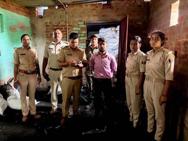 दिनांक 29.07.2026 की रात्रि में घोड़ासहन प्रखंड में अवैध उर्वरक से लदे पीकअप को पकड़ा गया। पकड़े गये पिकअप की निशानदेही पर चंदनबारा स्थित गाँव में मदनी चैक के समीप मे0 अंश ट्रेडर्स, प्रो0-श्री खलीकुर्रहमान के गोदाम पर छापेमारी की गई। छापेमारी के दौरान गोदाम में नकली डी0ए0पी0, एम0ओ0पी0, उजले रंग का बोरा, स्टिचिंग मशीन, लगभग 20 टन नमक, आॅक्सीजन सेलेंडर सहित अन्य उर्वरक बनाने की सामग्री बरामद किया गया। ऐसा प्रतीत हो रहा है उक्त गोदाम में नकली उर्वरक बनाने का कार्य किया जा रहा था। जप्त किये गये उर्वरक की गिनती की जा रही है तथा प्राथमिकी दर्ज करने की अग्रेतर कार्रवाई की जा रही है। छापेमारी में अनुमंडल पदाधिकारी, सिकरहना, अनुमंडल पुलिस पदाधिकारी सिकरहना, ढ़ाका एवं घोड़सहन थाना की पुलिस बल सहित अनुमंडल कृषि पदाधिकारी सिकरहना एवं प्रखंड कृषि पदाधिकारी मौजूद थे।
Information & Public Relations Department, Government of Bihar Department of Agriculture, Government of Bihar