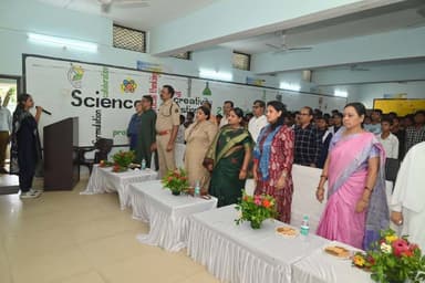 नशे के खिलाफ देशव्यापी जनजागरण को नई गति देते हुए प्रधानमंत्री नरेंद्र मोदी ने 2 अगस्त 2026 को नई दिल्ली से वीडियो कॉन्फ्रेंसिंग के माध्यम से ‘नशा मुक्त युवा फॉर विकसित भारत संकल्प अभियान’ का राष्ट्रीय शुभारंभ किया। अभियान के तहत देशभर में एक साथ आयोजित कार्यक्रमों में एक करोड़ से अधिक युवाओं ने नशे से दूर रहने और नशामुक्ति का संदेश जन-जन तक पहुंचाने की शपथ ली। यह अभियान आगामी 100 सप्ताह यानी लगभग दो वर्षों तक जन-आंदोलन के रूप में संचालित किया जाएगा। राष्ट्रीय शुभारंभ के अवसर पर देश के 10 हजार से अधिक स्थानों पर एक साथ कार्यक्रम आयोजित किए गए। विभिन्न राज्यों के राज्यपाल, मुख्यमंत्री, जनप्रतिनिधि, युवा, सामाजिक एवं आध्यात्मिक संगठन तथा ‘माय भारत’ के स्वयंसेवक भी इस राष्ट्रव्यापी अभियान से जुड़े। इसी कड़ी में मनेन्द्रगढ़ स्थित स्वामी आत्मानंद शासकीय उत्कृष्ट अंग्रेजी विद्यालय में जिला स्तरीय कार्यक्रम आयोजित किया गया। कार्यक्रम का शुभारंभ नगर पालिका अध्यक्ष श्रीमती प्रतिमा यादव एवं कलेक्टर सुश्री संतन देवी जांगड़े ने मां शारदा के छायाचित्र पर माल्यार्पण एवं दीप प्रज्वलन कर किया। इस दौरान प्रधानमंत्री नरेंद्र मोदी के राष्ट्रीय कार्यक्रम का सीधा प्रसारण किया गया, जिसे उपस्थित जनप्रतिनिधियों, अधिकारियों, शिक्षकों एवं युवाओं ने देखा और सुना। कार्यक्रम में नगर पालिका उपाध्यक्ष धर्मेंद्र पटवा, प्रजापिता ब्रह्माकुमारी, अनीता एवं माधुरी, डिप्टी कलेक्टर इंदिरा मिश्रा, एसडीएम लिंगराज सिदार, एसडीओ एलक्सियूस टोप्पो, प्राचार्य रामाश्रम शर्मा, संजीव कुमार, श्रीमती अर्चना वैष्णव, जिला खेल अधिकारी विनोद जायसवाल, विनोद पाण्डेय, टी. विजय गोपाल राव, जी.पी. बुनकर एवं परमेश्वर सिंह सहित अन्य जनप्रतिनिधि, अधिकारी, शिक्षक एवं युवा उपस्थित रहे।
#chhattisgarh #mcbdistrict
