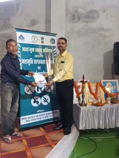कलेक्टर श्रीमती तुलिका प्रजापति के निर्देशानुसार जिला प्रशासन एवं समाज कल्याण विभाग, जिला मोहला-मानपुर-अंबागढ़ चौकी द्वारा नशा मुक्त भारत अभियान के अंतर्गत वन धन केंद्र, मोहला में नशामुक्ति जागरूकता एवं परामर्श कार्यशाला का आयोजन किया गया।
कार्यक्रम में नागरिकों को नशे के दुष्प्रभावों, बचाव एवं उपचार संबंधी जानकारी दी गई तथा क्विज़ प्रतियोगिता और नशामुक्ति शपथ के माध्यम से स्वस्थ एवं जागरूक समाज बनाने का संदेश दिया गया।
#NashaMuktBharat #NashaMuktAbhiyan #mmacdistrict_cg #chhattishgarh