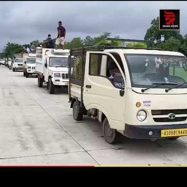 বানাক্ৰান্তৰ বাবে ৫৩২৭ ফেৰা কঠিয়া, ১০০ ৰোৱনী, ১০০ যুৱ কৰ্মীক লগত লৈ শিৱসাগৰলৈ ৰাওনা লুৰীণজ্যোতি গগৈৰ।
চৰকাৰে বানাক্ৰান্তক যি দিম বুলি কৈছে সেইটো দিয়ক, বান সাহাৰ্যৰ বিতৰণৰ নামতো দুৰ্নীতি লজ্জাজনকঃ লুৰীণজ্যোতি গগৈ